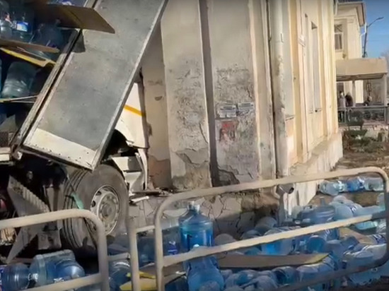 «Персонал и посетители эвакуированы»: грузовик пробил стену в поликлинике Миасса