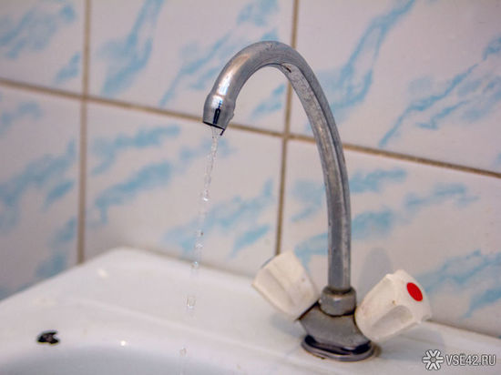 Жители кузбасского города сообщили о воспалении глаз после использования воды из-под крана