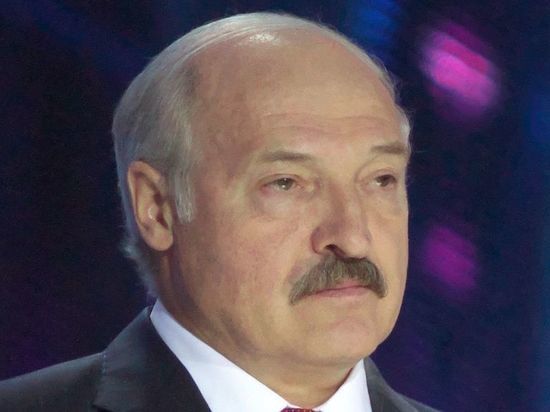 Президент Белоруссии Александр Лукашенко пообещал не переделывать "под себя" конституцию