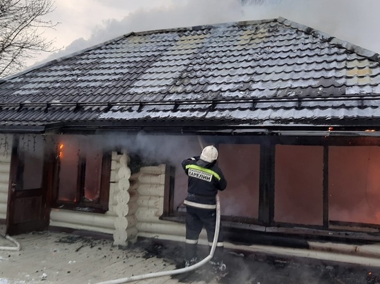 Жилой дом удалось спасти от огня пожарным в Карелии
