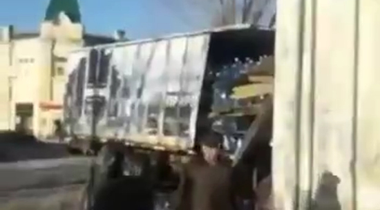 В Челябинской области грузовик протаранил стену больницы: видео
