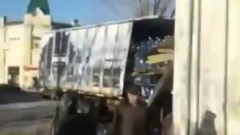 В Челябинской области грузовик протаранил стену больницы: видео