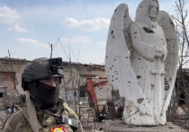 Бойцы ЧВК «Вагнер» рассказали военкору Александра Симонову, что в южной части Артемовска (Бахмута) есть статуя, которая стала для них настоящим ангелом-хранителем