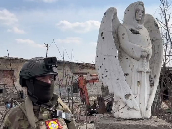 Статуя ангела в Артемовске приняла на себя осколки от прилета, закрыв врачей