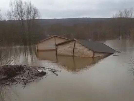 В деревне Прилуки городского округа Серпухов из-за подтопления начали уплывать дома