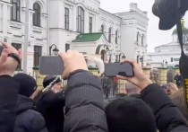 Монахи Украинской православной церкви окропили водой провокаторов и журналистов в Киево-Печерской лавре, пытавшихся саботировать священников