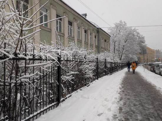 В Петербурге вновь ввели «желтый» уровень опасности из-за снега и обледенения