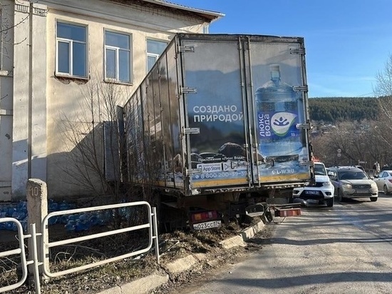 Прокуратура Миасса заинтересовалась случаем с протаранившим здание больницы грузовиком