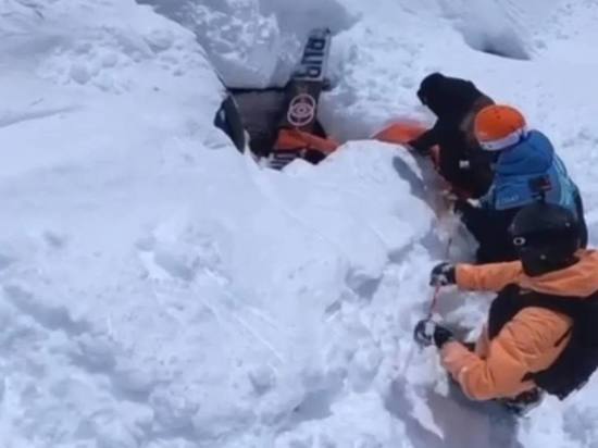 Спасатели помогли сноубордисту выбраться из снежной ловушки в Сочи