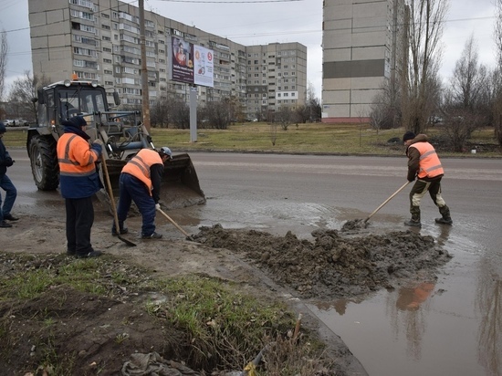 В Тамбове идёт ручная и механизированная уборка дорог