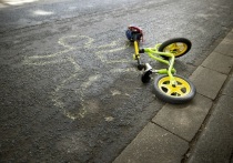  

Мальчик, катавшийся на велосипеде, едва не стал жертвой ямы с грязью, сообщает телеграм-канал «Нижний Новгород без цензуры»