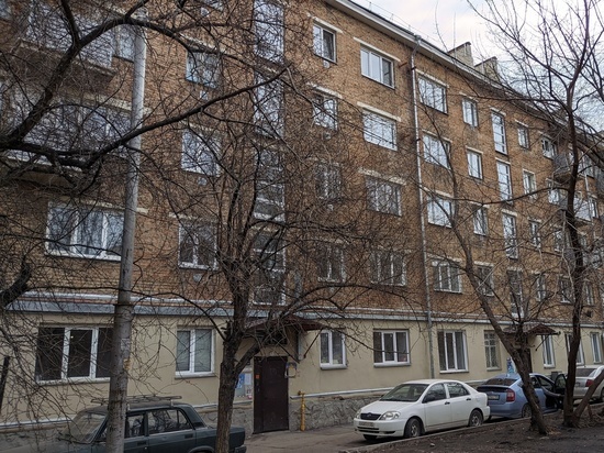 «Холод, трещины и шум»: в Красноярске после пожара мэрия выдала семье квартиру, в которой невозможно жить