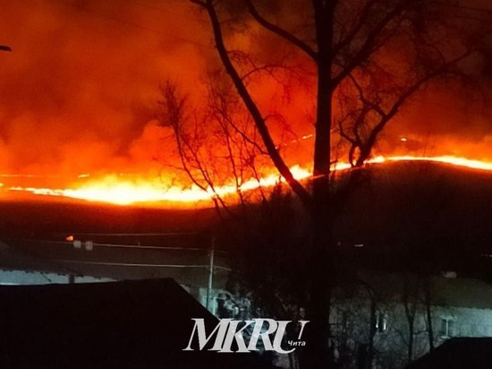 Крупный пожар подошел по горе к кладбищу в Балее