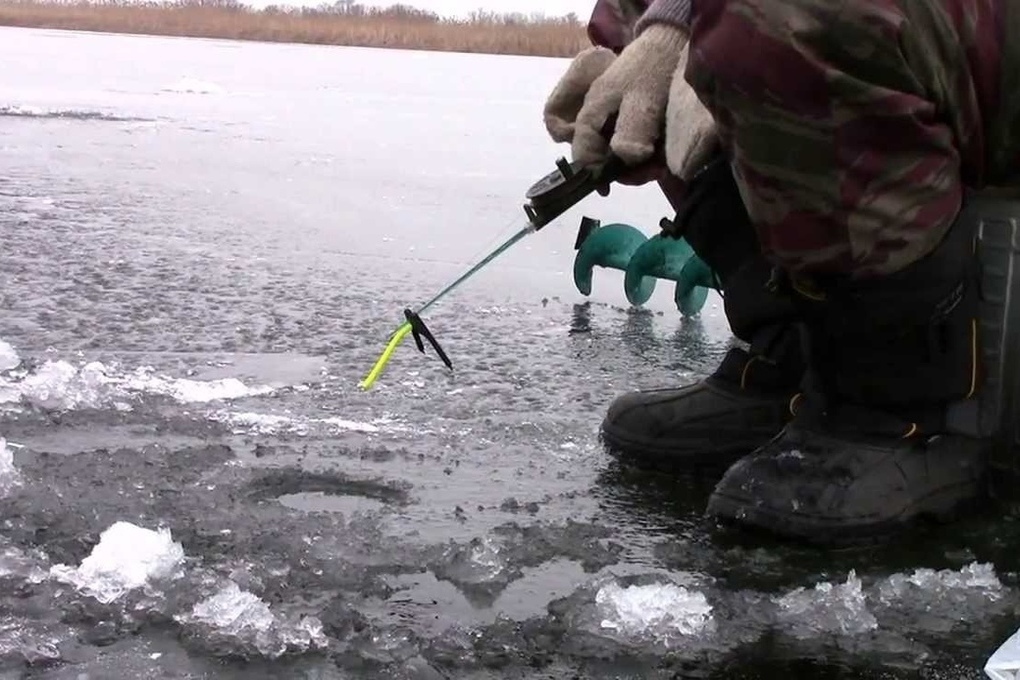 Слабоумие и отвага: костромские рыбаки по-прежнему сидят на смертельно опасном льду