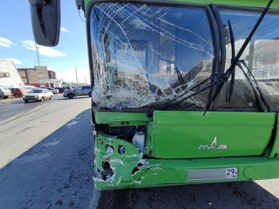 В Архангельске пассажирский автобус угодил в аварию