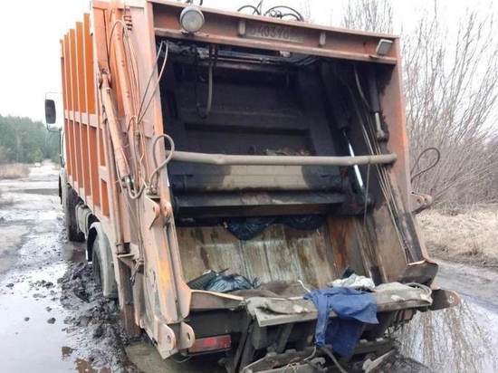 В Знаменском районе мусоровозы утонули в грязи