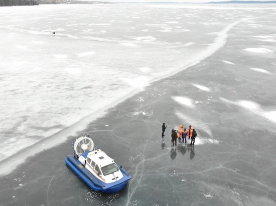 Спасатели Петрозаводска измерили толщину льда на Онежском озере