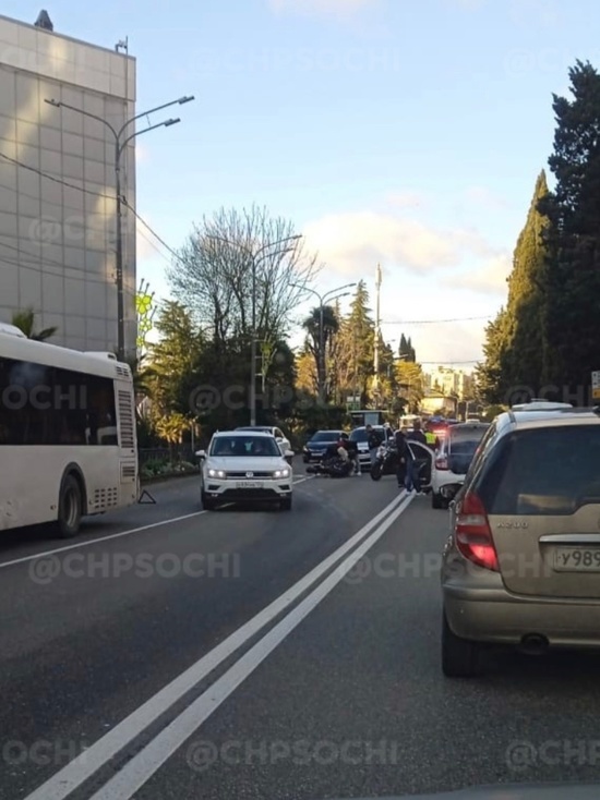 В центре Сочи произошла массовая авария с участием автобуса и мотоцикла