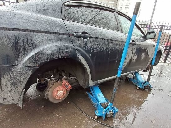 Дептранс Москвы объяснил, почему пока не надо менять зимние шины на летние