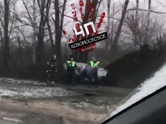 В Новомосковске на улице Урванка пьяный водитель Peugeot вылетел в кювет