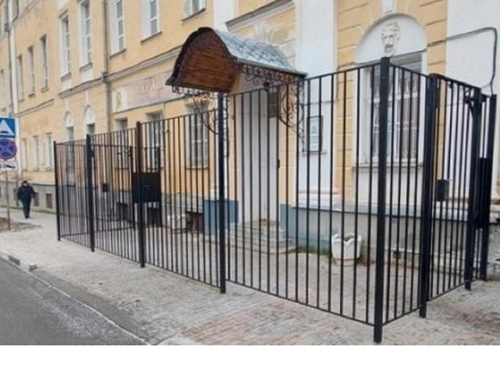 Скандальный забор перед православной гимназией в Калуге снесут