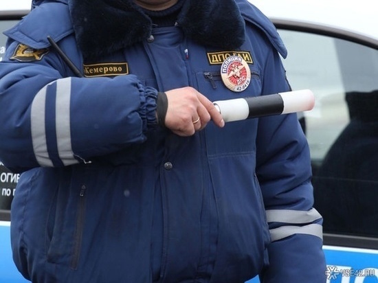 Водителя в Кузбассе остановили за выключенные фары, а обнаружили  поддельные права