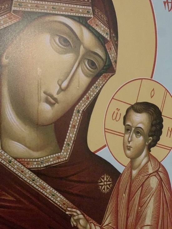 Икона Пресвятой Богородицы замироточила в псковском храме после молебна о воинах