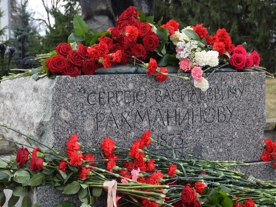 В Тамбове возложили цветы к памятнику Сергея Рахманинова
