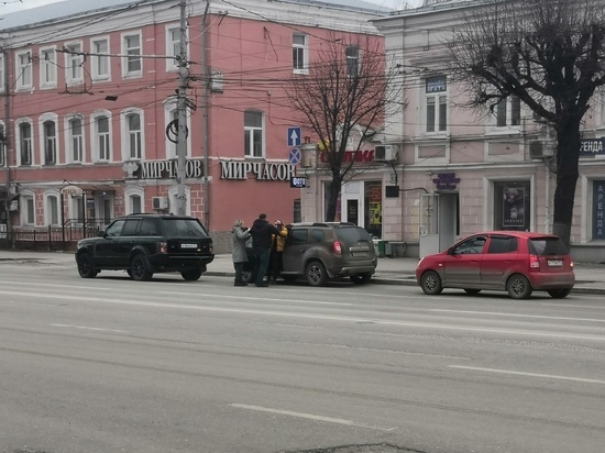 На улице Соборной в Рязани подрались два водителя