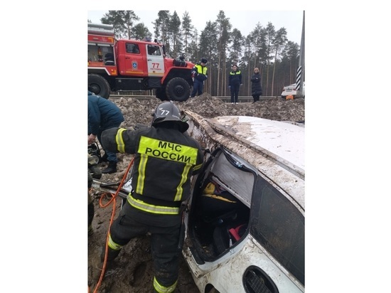Под Петушками на платнике М-12 перевернулась легковушка