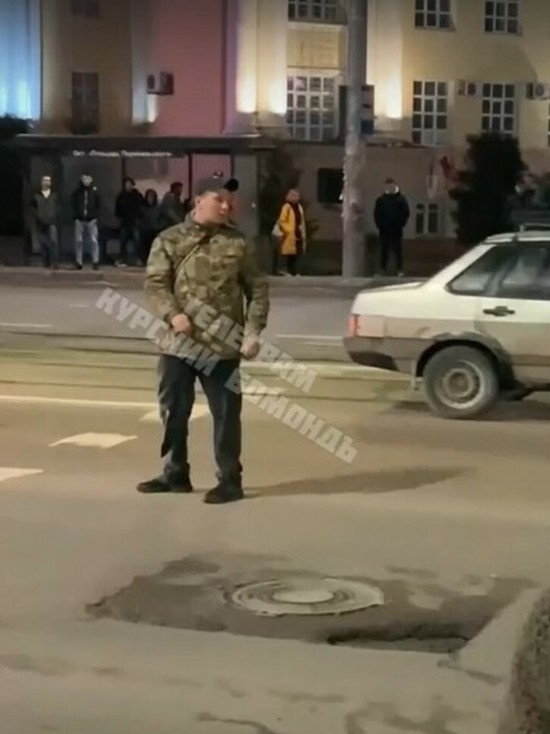 В Курске на проезжей части бегает неадекватный мужчина под кайфом