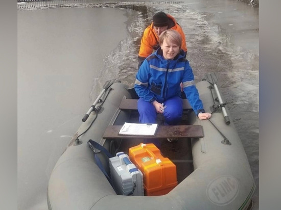 Из-за подтопления в Крестецком районе врача доставили к пациенту на лодке