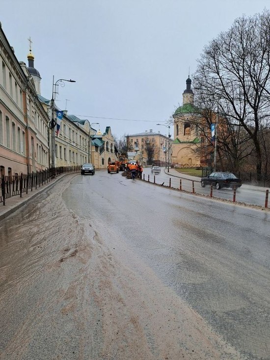 В Смоленске ведется уборка тротуаров и улиц от песка