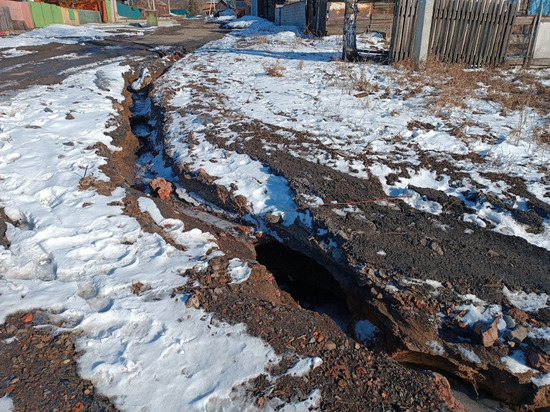 «По уши в грязи»: в кузбасском городе размыло дороги после прорыва канализации