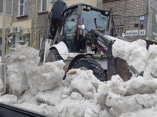 Власти Томска продолжают вывозить из города снег