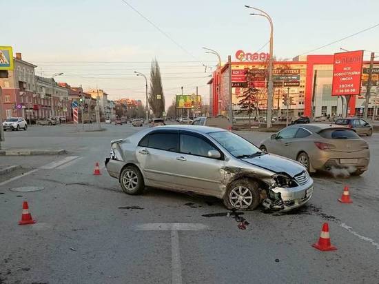 В Омске трое взрослых и ребёнок пострадали в ДТП на перекрёстке Масленникова-Хмельницкого