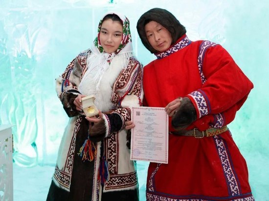 В Тазовском впервые в музее вечной мерзлоты заключили брак влюбленные пары