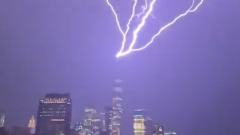 В Нью-Йорке во время грозы в небоскреб ударила молния: опасное видео