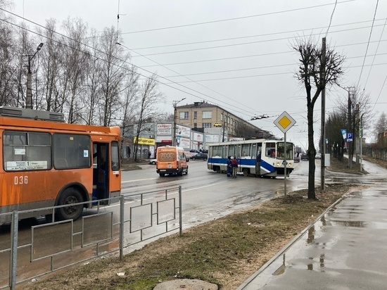 В Смоленске трамвай перекрыл движение троллейбусов