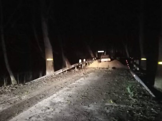 Под Гурьевском водитель врезался в насыпь дорожных работ