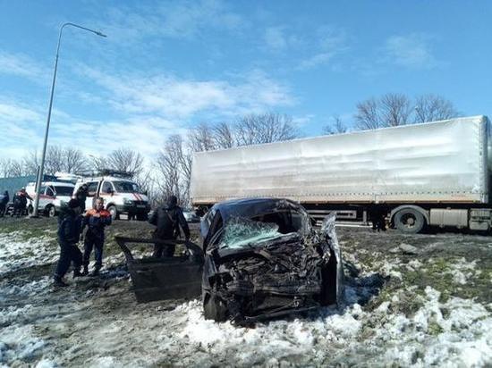 Водитель легковушки пострадал, врезавшись в стоящий грузовик на трассе Новошахтинск–Майский