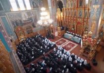 Собор Украинской православной церкви в Хмельницком окружен толпой провокаторов