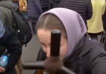 Один из участников акции украинских националистов у Киево-Печерской лавры, глумившийся над певчей, молившейся на улице, попал после этого в больницу в бессознательном состоянии