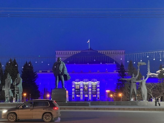 В Новосибирске театр оперы и балета и кинотеатр «Победа» подсветили синим в поддержку детей с аутизмом
