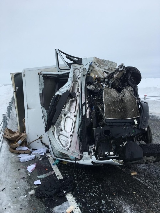 В ЯНАО водитель легковушки погиб в жестком ДТП с грузовиком