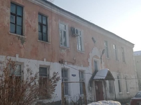 Омская прокуратура потребовала расселить жителей аварийного дома в Авиагородке