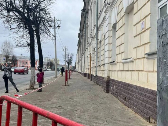 Травмоопасную школу в центре Владимира огородили