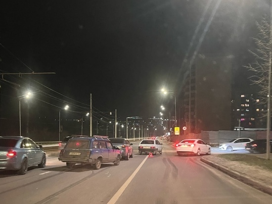 В Курске возле Кировского моста случилось массовое ДТП из-за дорожной разметки