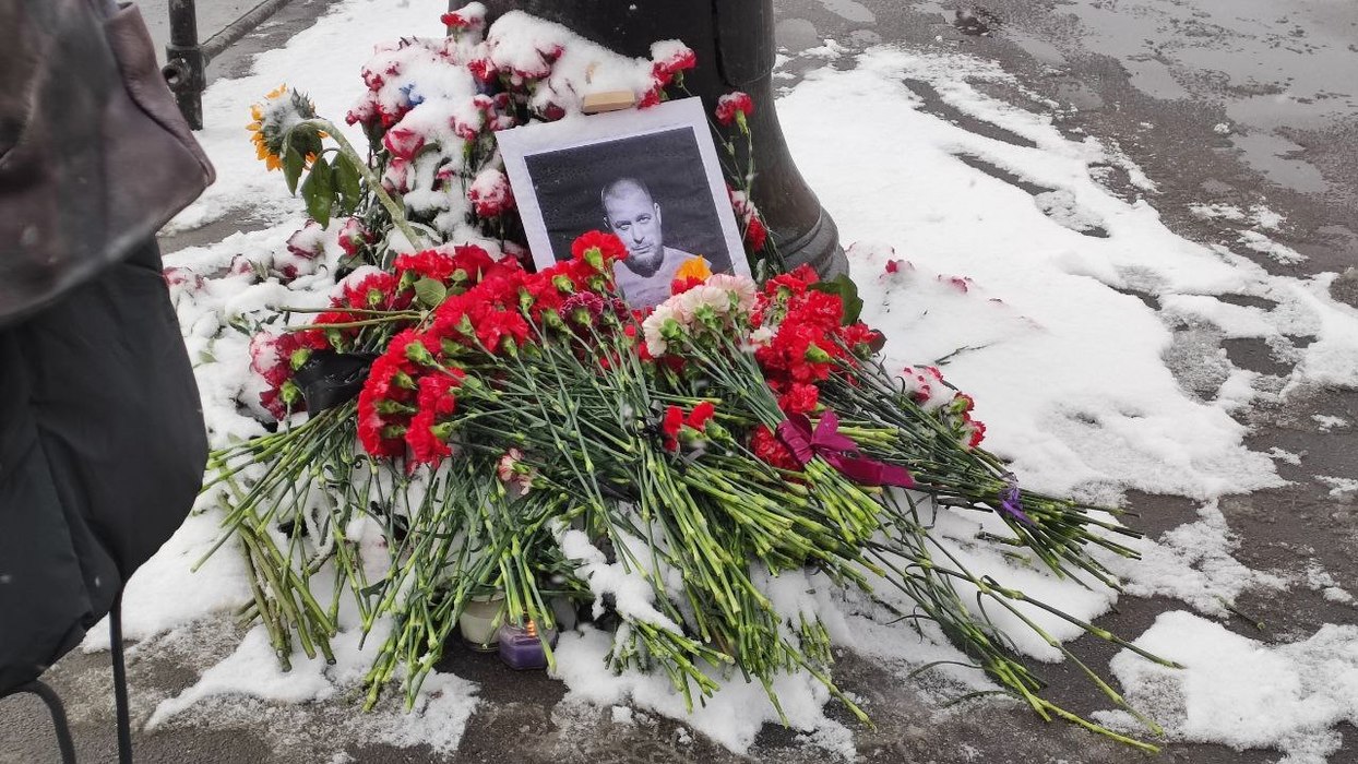 Как сейчас выглядит место гибели военкора Татарского на Университетской набережной  