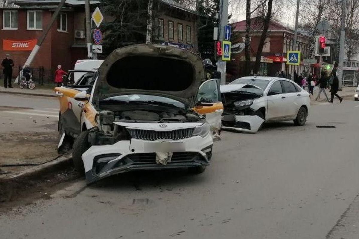 Костромские ДТП:  Яндекс.Такси не поделили трассу с Ладой Веста – пострадал дорожный знак